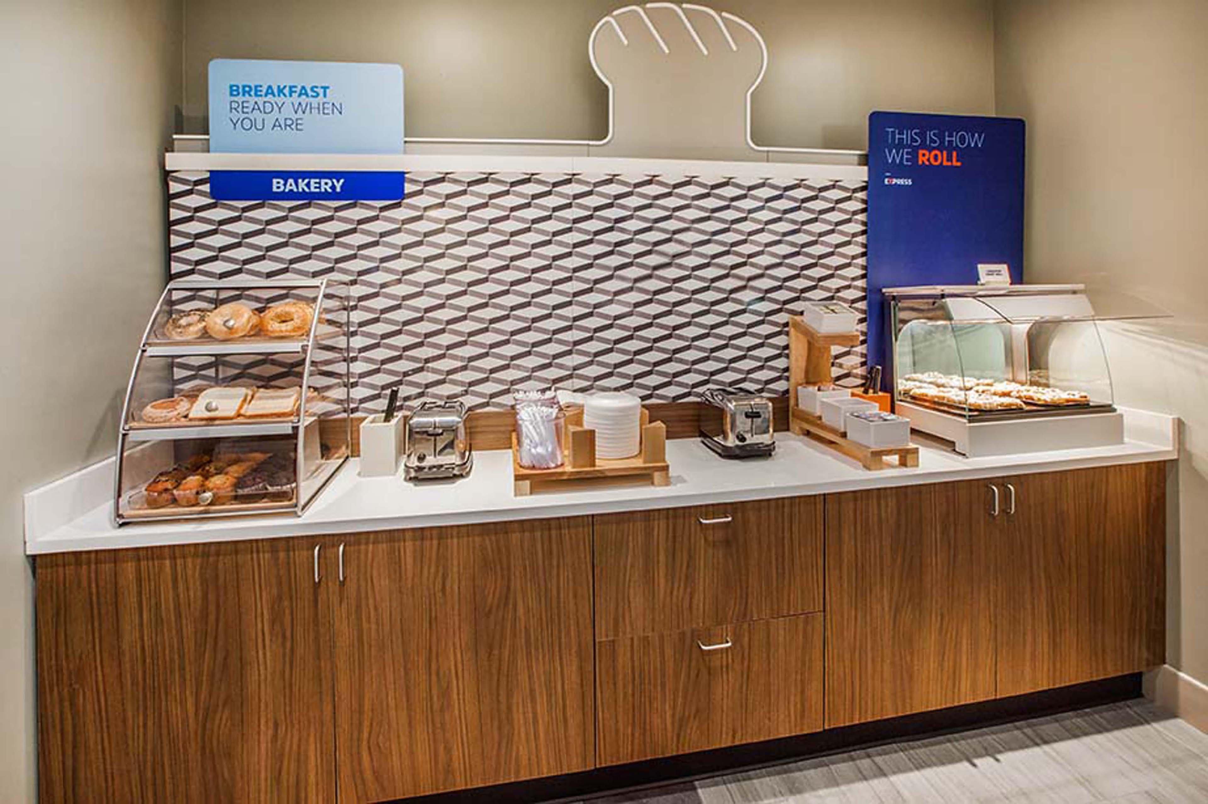 Holiday Inn Express & Suites Columbus North By Ihg Экстерьер фото